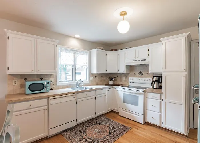 Serene Single Story, Grill, Fire Pit, Fenced Yard And Pet Friendly Stay