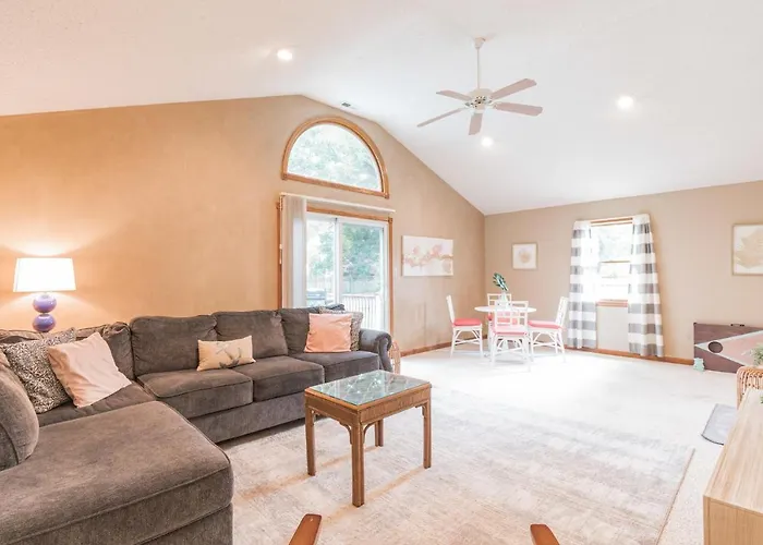 Serene Single Story, Grill, Fire Pit, Fenced Yard And Pet Friendly Stay