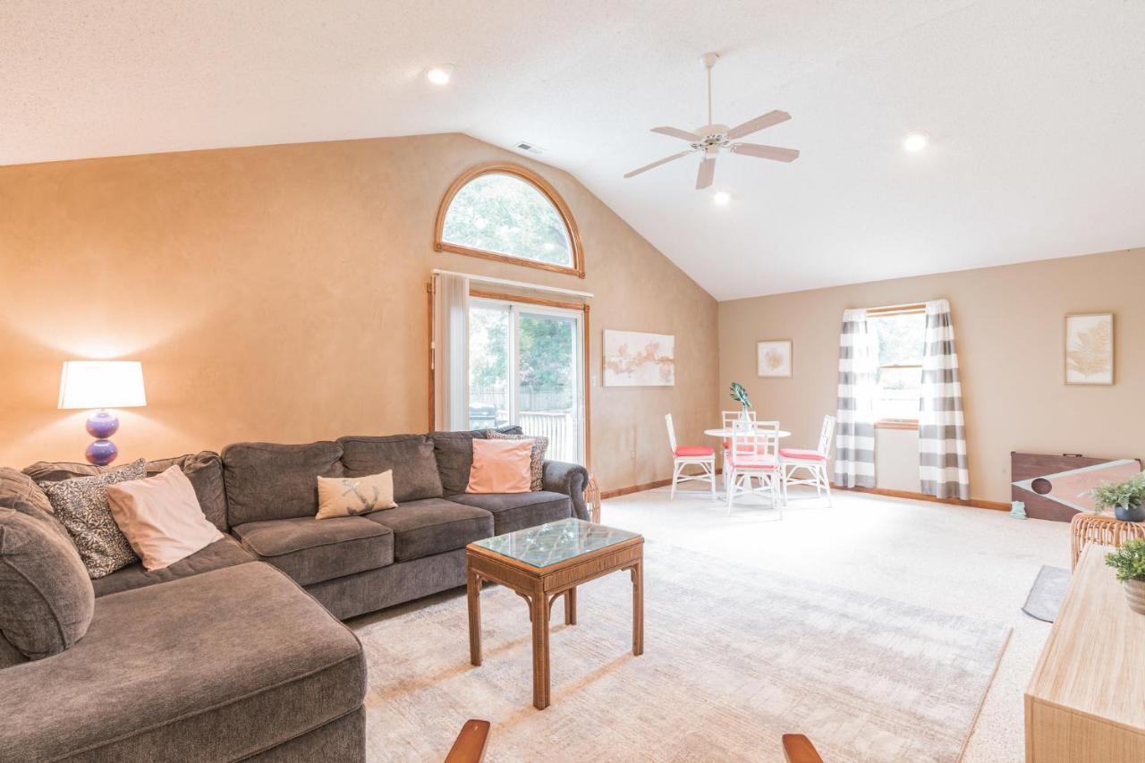 Serene Single Story, Grill, Fire Pit, Fenced Yard And Pet Friendly *
