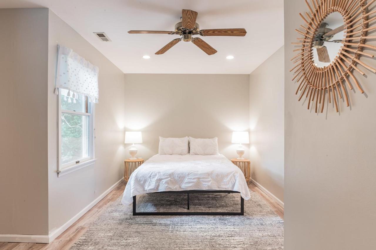 Holiday home Serene Single Story, Grill, Fire Pit, Fenced Yard And Pet Friendly *