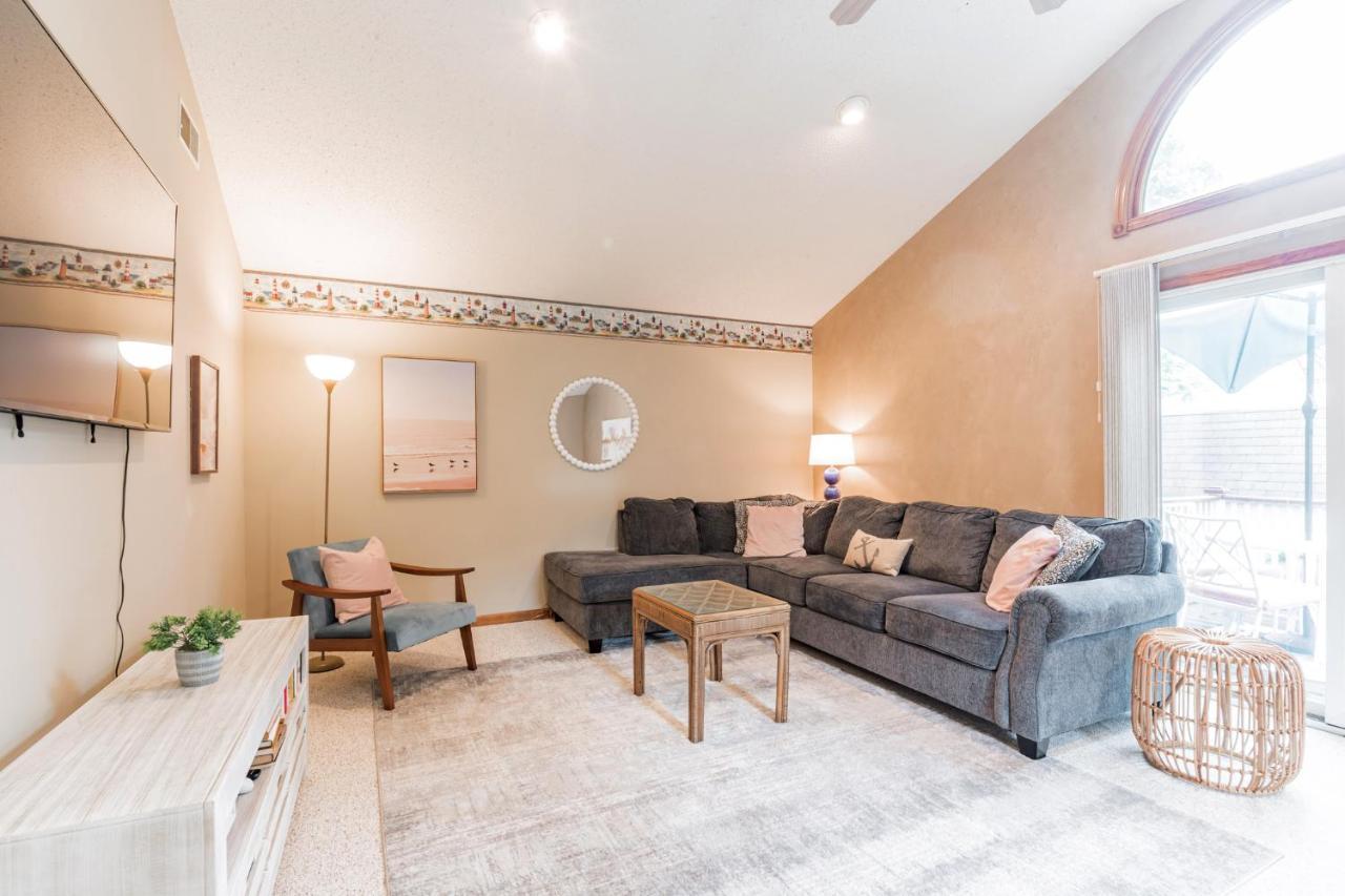 Serene Single Story, Grill, Fire Pit, Fenced Yard And Pet Friendly